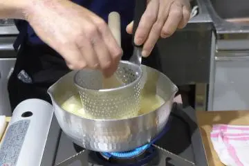 This is how you add the miso paste to water to make the soup.&nbsp;