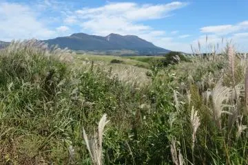 <p>Conduisant les fils des hauteurs vers une vue impressionnante des alentours des cha&icirc;nes de montagnes</p>