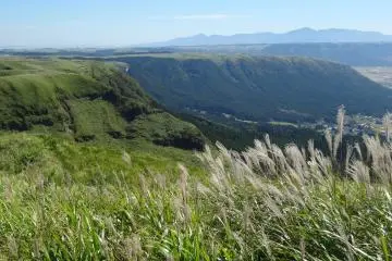 <p>Cette caldera (que l'on voit partiellement sur la photo) est la plus grande du monde</p>