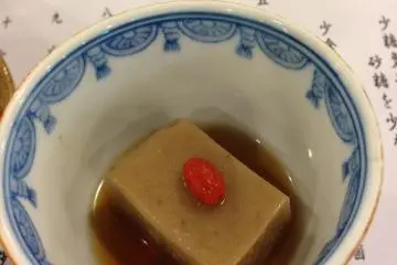 <p>La textura de este tofu es diferente, pues est&aacute; elaborado con s&eacute;samo.</p>