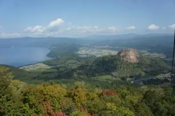 <p>Setibanya di puncak, Anda akan disuguhi pemandangan ini! Danau Toya di sebelah kiri dan Showashinzan di sebelah kiri.</p>
