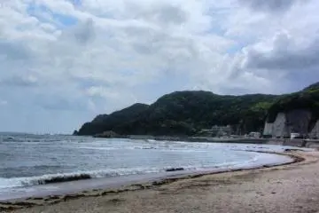 The beach at the foot of Uchiurayama Mountain