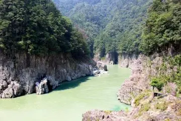 <p>The trilateral Prefectural border is actually in the middle of the river just in front of the mouth of the small tributary. The clifftop from which the photo was taken is in Nara, the cliff on the left are in Mie Prefecture and the cliffs on the right are in Wakayama</p>