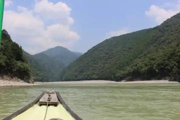 <p>Heading back upstream after running the rapid and turning around</p>