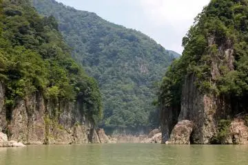 <p>The oxbow below the boat landing stage is like a gateway</p>