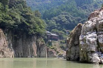 <p>Doro Hotel framed by the cliffs</p>