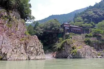 <p>The Doro Hotel on its clifftop perch and the long collapsed suspension bridge. The Doro Hotel is in Nara, the cliff opposite it is in Wakayama</p>