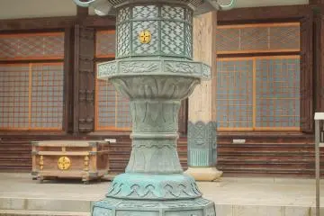 <p>Lentera di depan bangunan utama</p>