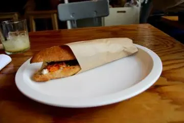 <p>Sandwich rekomendasi hari ini : keju ricotta, salami pedas, wortel dan daun wortel goreng</p>