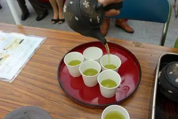 <p>Menuangkan secangkir teh hijau Yamato yang sempurna</p>