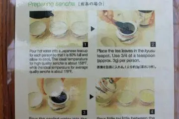 <p>Instruksi dalam bahasa inggris tentang bagaimana menyeduh teh hijau Yamato di teko. Instruksi ini juga tersedia dalam bahasa Mandarin dan Perancis.&nbsp;</p>