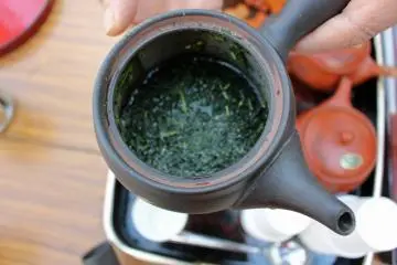 <p>Saat menambahkan air dengan suhu ruangan/lingkungan untuk membuat daun teh terbuka anda hanya perlu sampai daunnya mengambang diatas&nbsp;</p>