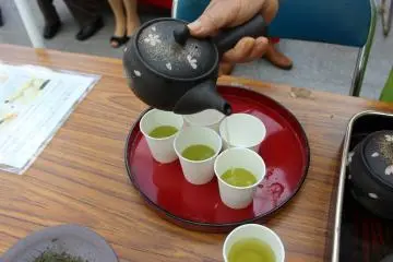 <p>Teh yang disiapkan dengan benar akan memiliki konsistensi warna dari tuangan pertama sampai terakhir</p>