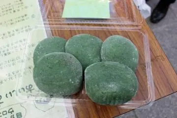 <p>Panitia juga menyediakan beberapa kusamochi (kue beras, ini dibuat dari mochi dan daun mugwort Jepang atau ( lebih tradisional ) dari hahagohusa . Ini juga diisi dengan pasta kacang merah) untuk teman menikmati teh</p>