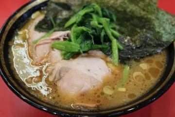 <p>Swirling oily pattern of tonkotsu and shoyu soups</p>
