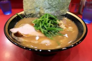 <p>Seaweed, spinach, pork, noodles and soup</p>

