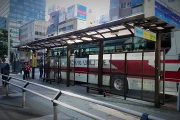 <p>Tempat perhentian bus ke Outlet Premium Gotemba di Stasiun Shinagawa</p>