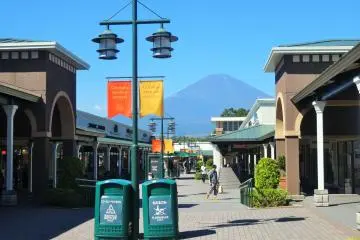 <p>Gunung Fuji membayang di atas Outlet Premium Gotemba</p>