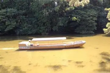 Boat, complete with guide! Where are the passengers?