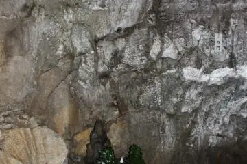 <p>A statue of En no Gyoja, the founder of Shugendo, about 10 meters inside the cave</p>