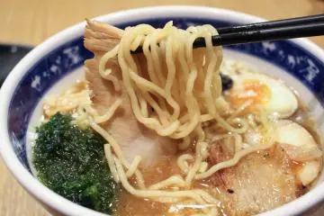 <p>Medium-thickness, springy noodles</p>