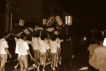 <p>Lion bearers marching on the street. This festival lasts till 1:00 AM.</p>