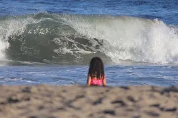 Little girl amazed by the waves (Photo: Stefan Bauer)