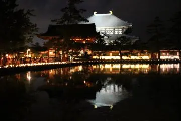 <p>Todaiji Temple's final gate and Grand Buddha Hall light up and reflected in the pond</p>