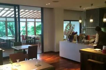 뒷카페. 북유럽적인 인테리어가 귀엽다.가족, 친구들과 천천히 차를 마시며 시간을 보낸다
