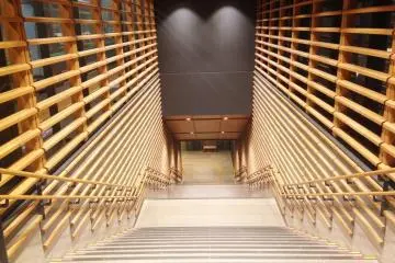 <p>Nuansa hangat yang timbul dari interior serba kayu.</p>