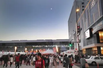 <p>Ramainya Stasiun Asahikawa dengan bazaar makanan di halaman depannya.</p>