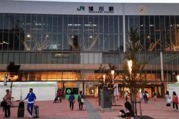 <p>JR Asahikawa Station saat sore hari.</p>