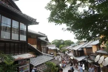 <p>Ninnenzaka yang selalu dipenuhi wisatawan.</p>