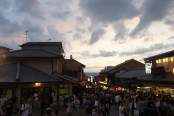 <p>Menanti senja di dekat Kiyomizudera.</p>