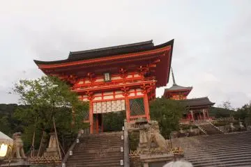 <p>Kiyomizudera saat sore hari.</p>