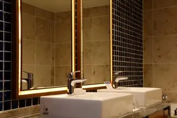 <p>Sebuah kamar mandi di salah satu ruangan&nbsp;Highland Resort Hotel &amp; Spa</p>