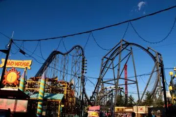 <p>Hanya ada dua tipe rollercoaster seperti ini, dan salah satunya berada di sini</p>