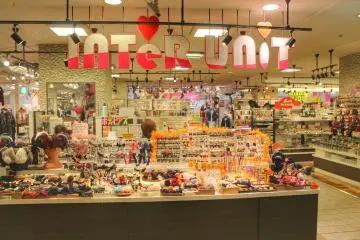 <p>Juga ada toko asesoris</p>