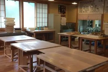 소바를 만들던 몇 개뿐의 테이블. 개인 여행자뿐 아니라 큰 그룹에도 좋다.
