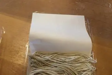 국수는 우리가 집으로 가져가 즐길 수 있도록 깔끔하게 포장되어 있었다!