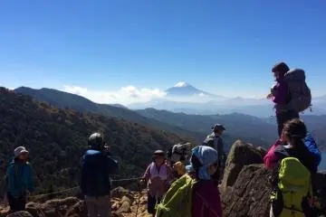 <p>Many people stop to take photos.</p>
