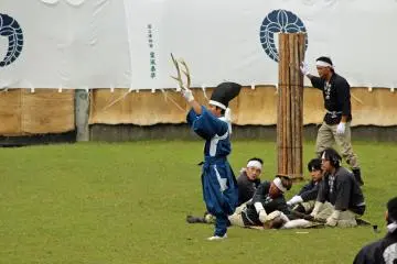 The Shinkan presents the freshly cut antlers to the crowd