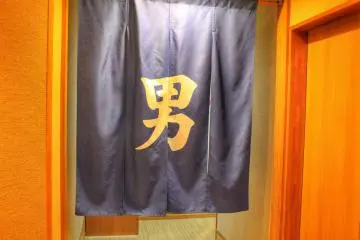 <p>The blue curtain reads "otoko" (male)</p>