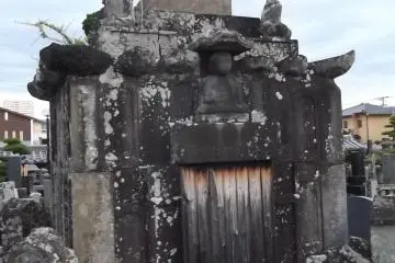 <p>Makam megah yang ada pada pemakaman sebelah barat</p>