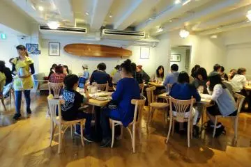 <p>The light and airy interior of Eggs 'n Things</p>