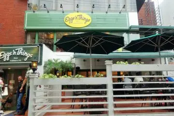 <p>The exterior of Eggs 'n Things in Harajuku</p>