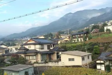 <p>Katsunuma terlihat dari stasiun kereta</p>