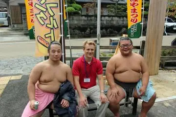 <p>Deshi sumo bisa diajak berfoto setelah pertunjukan</p>
