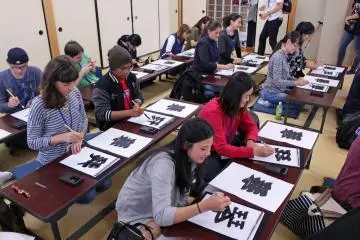 <p>Pengunjung lokal Jepang dan asing di museum ini mencoba menulis kaligrafi sumo</p>