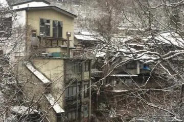 <p>Pemandangan Higashiyama dari koridor hotel di musim dingin.</p>